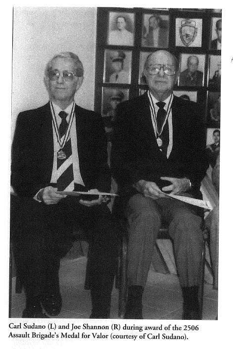 Sudano y Shannon recibiendo la Medalla al Valor de la Brigada